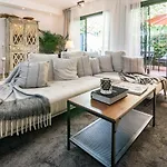 Сasa de vacaciones Seaside 3 Bedroom Townhouse In San Pedro Close To The With Private Garden *