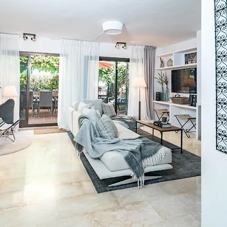 Seaside 3 Bedroom Townhouse In San Pedro Close To The With Private Garden 펜션 *