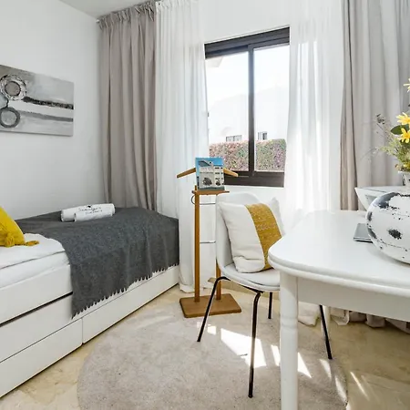 펜션 Seaside 3 Bedroom Townhouse In San Pedro Close To The With Private Garden 마르베야