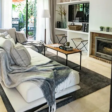 Seaside 3 Bedroom Townhouse In San Pedro Close To The With Private Garden 펜션 마르베야